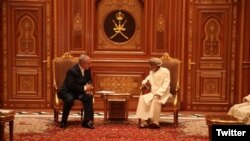 PM Israel Benjamin Netanyahu (kiri) bertemu dengan Sultan Qaboos bin Said, penguasa Oman. (Foto: Twitter @netanyahu)