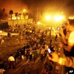 Les Egyptiens dans la rue, la nuitm en dépit du couvre-feu