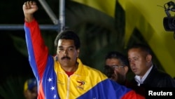 Николас Мадуро празднует победу после объявления официальных результатов президентских выборов в Венесуэле. Каракас. 14 апреля 2013 г.