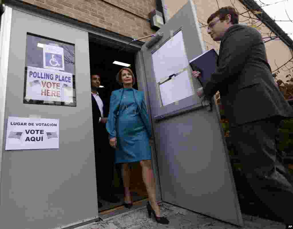 5일 미국 뉴저지 주지사 선거가 치뤄진 가운데, 바바라 부오노 민주당 후보가 투표권을 행사한 후 투표소를 빠져나오고 있다.