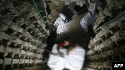 Một mạng lưới các đường hầm được đào dưới sa mạc Sinai, dọc theo ranh giới dài 13 km giữa Ai Cập và Gaza