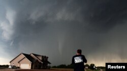 Ông Brad Mack người săn bão (storm chaser) đang thu hình cơn bão lốc ở Oklahoma