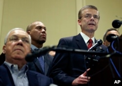 2013年4月16日，联邦调查局波士顿分部负责人德斯里耶（右）和麻萨诸塞州州长帕特里克（中）出席有关波士顿爆炸案的新闻发布会。