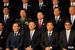 杨洁篪（前排右三）等中国代表团成员和美国财政部长（前排右一），（美国之音林枫拍摄）