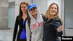 Rahaf Mohammed Alqunun disambut oleh Menteri Luar Negeri Chrystia Freeland ketika tiba di Toronto Sabtu (12/1) pagi. 