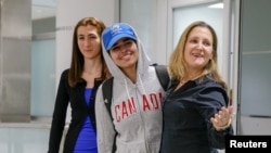 알-쿠눈은 '캐나다'란 글씨가 새겨진 회색 후드 티셔츠에 유엔난민기구(UNHCR) 로고가 박힌 파란 모자 차림으로 12일 캐나다에 도착했다. (토론토 피어슨국제공항)
