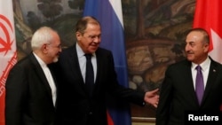 모하마드 자바드 자리프 이란 외무장관(왼쪽부터)과 세르게이 라브로프 러시아 외무장관, 메블뤼트 차우쇼을루 터키 외무장관이 지난 4월 모스크바에서 회담했다.