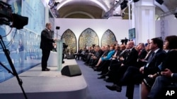 Ukrainian President Petro Poroshenko (L) speaks during the 12th Annual Meeting organized by the Yalta European Strategy (YES) in partnership with the Victor Pinchuk Foundation in Kiev, Sept. 11, 2015.