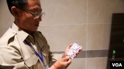 An officials of Ministry of Public Works and Transport explain citizens how to prolong or renew their driver’s license on electronic device at AEON in Phnom Penh on June 15, 2016. (Hean Socheata/VOA Khmer)