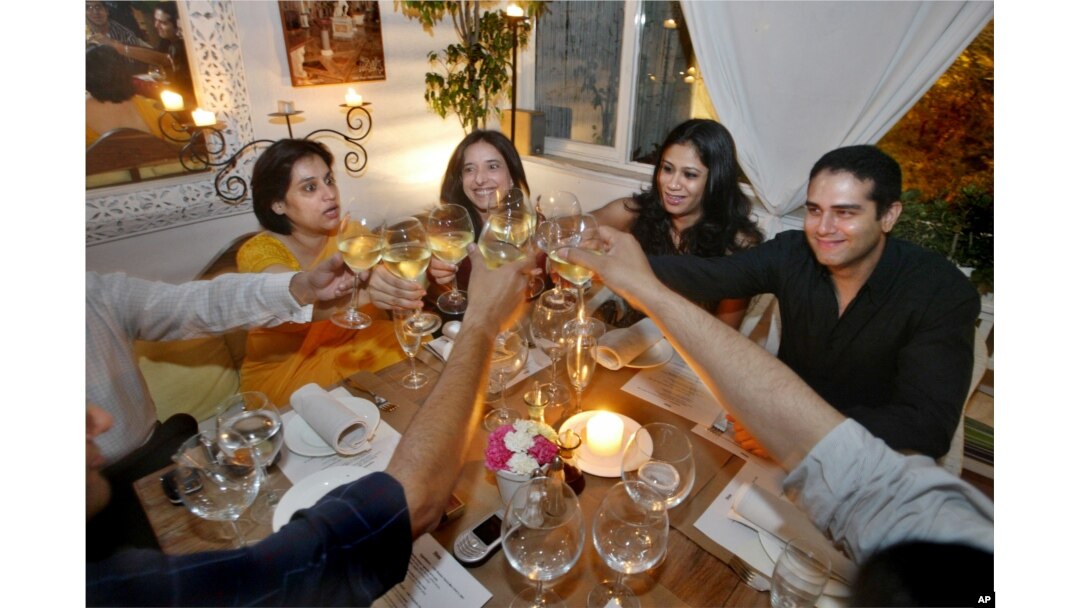 Para penggemar anggur bersulang pada sebuah acara di Delhi Wine Club, New Delhi, India, 13 Februari 2006. (Foto: AP)