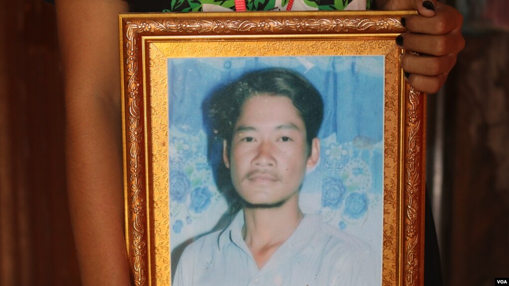 រូបថតរបស់លោក ទុយ ស្រស់ ដែលត្រូវបានវាយដល់គ្រាំក្នុង និងស្លាប់ ត្រូវបានដាក់តាំងនៅក្នុងផ្ទះរបស់លោក ក្នុងភូមិជ្រៃ ឃុំចង្ហា ស្រុកអូរជ្រៅ ខេត្តបន្ទាយមានជ័យ។ (ស៊ុន ណារិន/VOA Khmer)