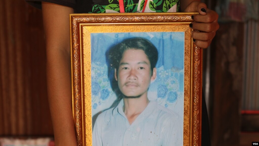 រូបឯកសារ៖ រូបថតរបស់លោក ទុយ ស្រស់ ដែលត្រូវបានវាយដល់គ្រាំក្នុង និងស្លាប់ ត្រូវបានដាក់តាំងនៅក្នុងផ្ទះរបស់លោក ក្នុងភូមិជ្រៃ ឃុំចង្ហា ស្រុកអូរជ្រៅ ខេត្តបន្ទាយមានជ័យ។ (ស៊ុន ណារិន/វីអូអេ)