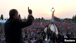 Presiden Turki Tayyip Erdogan berpidato di depan ribuan pendukungnya pada peringatan 1 tahun kudeta militer yang gagal di Ankara, Minggu (16/7). 