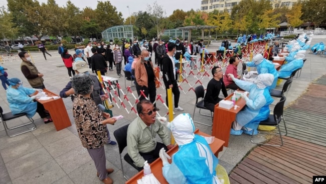 中国山东省青岛市的医护人员继续给市民做新冠病毒核酸检测。(2020年10月13日)