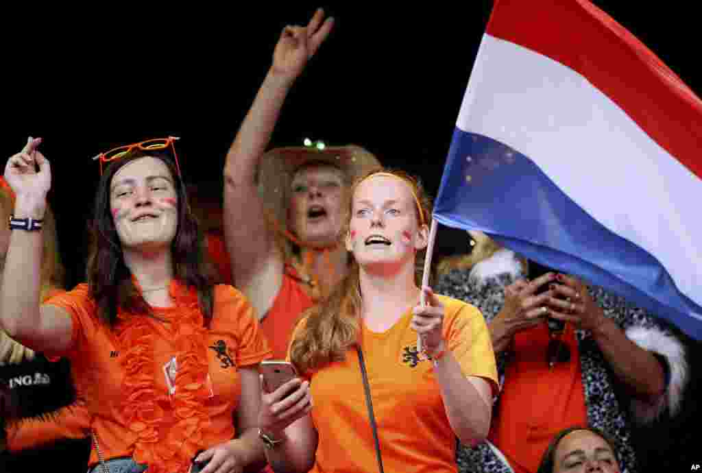 این روزها فرانسه در تب فوتبال زنان است. عکسی از هواداران تیم ملی فوتبال زنان هلند قبل از آغاز مسابقه بین تیمهای هلند و ژاپن در جام جهانی فرانسه.