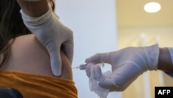 Một tình nguyện viên ở Brazil đang được tiêm thử nghiệm vaccine chủng ngừa Covid-19 của tập đoàn Trung Quốc Sinovac