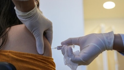 Một tình nguyện viên ở Brazil đang được tiêm thử nghiệm vaccine chủng ngừa Covid-19 của tập đoàn Trung Quốc Sinovac