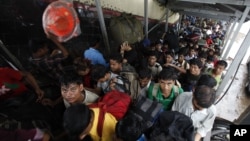 People from India's northeastern states crowd a railway station after disembarking a train from the southern Bangalore city in Gauhati, Assam State, India, August 20, 2012.