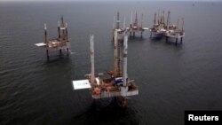 Anjungan produksi minyak lepas pantai di Teluk Meksiko, 11 Agustus 2010.
