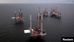 خلیج میکسیکو میں تیل نکالنے کے پلیٹ فارم، فائل فوٹو