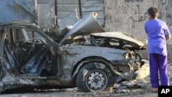 22일 이라크 바그다드에서 차량폭탄 공격으로 파괴된 차량.