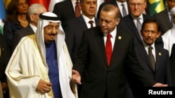 에드로안 터키 대통령과 살만 사우디 국왕이 지난 2016년 4월 터키에서 열린 이슬람협력기구 회의에서 대화를 나누고 있다.(자료사진)
