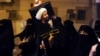 هواداران شیخ نمر تصویری از او را در دست دارند