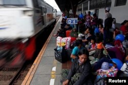 Warga yang ingin mudik menjelang lebaran memadati stasiun kereta api di Pasar Senen, Jakarta. (Foto: Reuters)