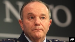Komandan militer tertinggi NATO Philip M. Breedlove saat berbicara dengan wartawan di Brussells, Mei 2014.