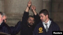 Ali Charaf Damache algemado pela polícia da Irlanda. Foto de arquivo