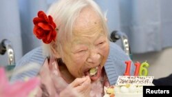 지난 5월 세계 최장수 여성인 일본의 미사오 아카와 씨가 116세 생일축하 케익을 먹고 있다.