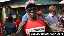 Guiné-Conacri, jovem enverga t-shirt onde se lê "Não mexe na minha Constituição"