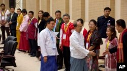 Presiden Myanmar Thein Sein (depan, kanan) bersalaman dengan para perwakilan kelompok etnis bersenjata di Naypyidaw, Myanmar (9/9). (AP/Gemunu Amarasinghe)