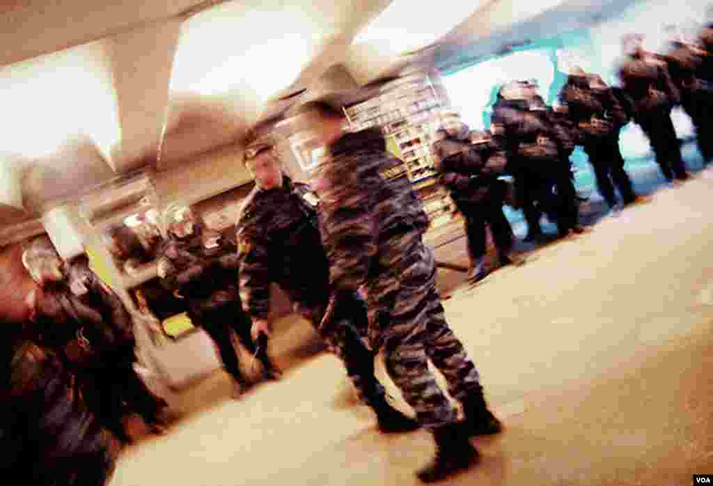 Police line a pedestrian tunnel connecting Prospect Mira (Peace Avenue) Metro station and the Cathedral Mosque area, Moscow, Oct. 15, 2013. (Vera Undritz for VOA)
