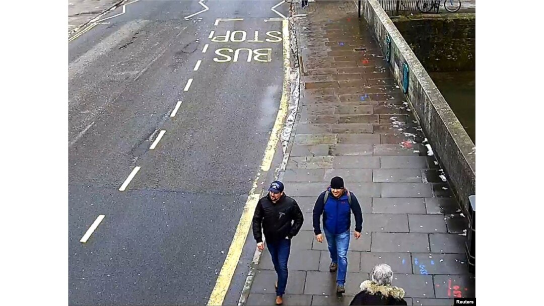 Alexander Petrov dan Ruslan Boshirov, yang secara resmi dituduh sebagai pelaku peracunan mantan mata-mata Rusia Sergei Skripal dan putrinya Yulia di Salisbury, terlihat melalui CCTV di Fisherton Road, Salisbury, 4 Maret 2018. (Foto: dok).