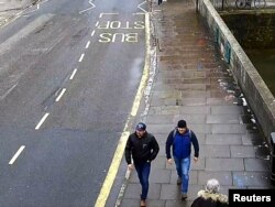 Alexander Petrov dan Ruslan Boshirov, yang secara resmi dituduh sebagai pelaku peracunan mantan mata-mata Rusia Sergei Skripal dan putrinya Yulia di Salisbury, terlihat melalui CCTV di Fisherton Road, Salisbury, 4 Maret 2018. (Foto: dok).