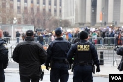 Homeland Security officers monitor New York’s Foley Square, where hundreds of students protested against Betsy DeVos, President Donald Trump’s newly confirmed pick for secretary of education, along with recent executive actions, Feb. 7, 2017. (R. Taylor/VOA)