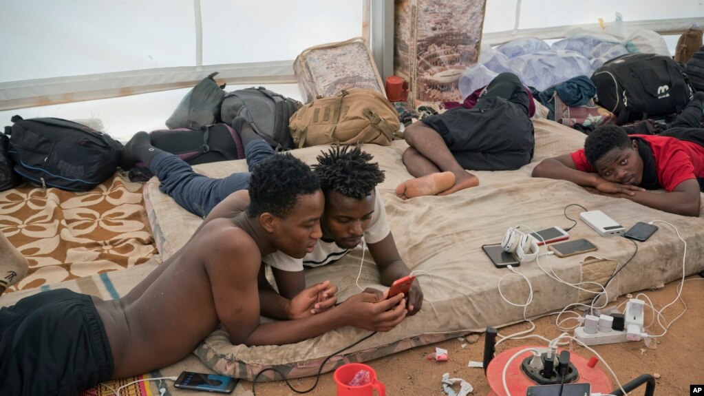 Les migrants sierra-léonais expulsés d'Algérie attendent leur rapatriement dans un centre de l'Organisation internationale pour les migrations situé à Agadez au Niger, le 5 juin 2018.