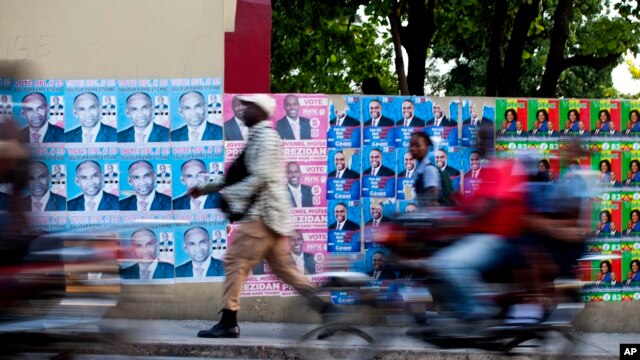 Anuncios de campaña de candidatos en Haití, donde el domingo se celebrarán elecciones.