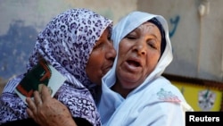 Mẹ của một tù nhân người Palestine Ateya Abu Moussa, bị giam từ 20 năm nay (phải) phản ứng trước tin con trai bà có thể được tự do, 28/7/13