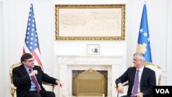 Zamenik pomoćnika američkog državnog sekretara za Evropu i Evroaziju Metju Palemr tokom današnjeg susreta sa predsednikom Kosova Hašimom Tačijem (Foto: VOA) 