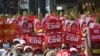 မန္တလေးမြို့မှာ ပြုလုပ်တဲ့ စစ်အာဏာသိမ်းမှု ဆန့်ကျင်ပြီး CDM မှာ ပူးပေါင်းပါဝင်ရေး ဆန္ဒပြပွဲ မြင်ကွင်း။ (ဖေဖော်ဝါရီ ၂၂၊ ၂၀၂၁)