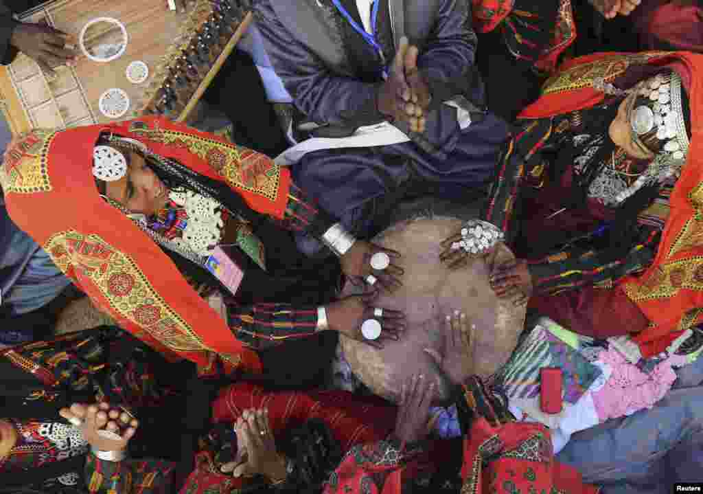 مقامی آبادی کی اکثریت رنگین روایتی و ثقافتی لباس پہنتے ہیں۔