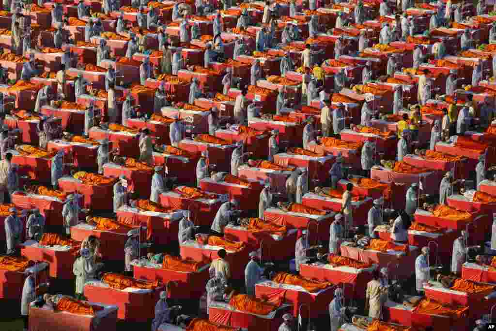 Indians participate in an attempt to create a world record of mass Shirodhara, an Ayurveda therapy that involves gently pouring meditated oil over the forehead, in Ahmadabad, Dec. 24, 2016.