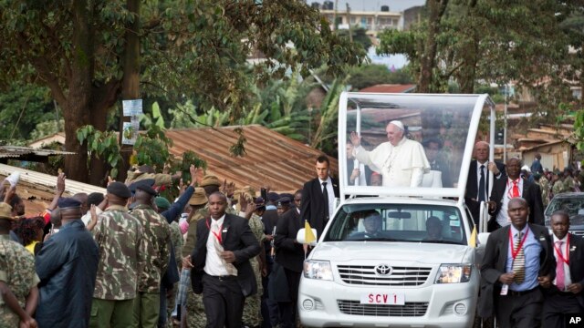 El papa Francisco saluda a los residentes del barrio marginal de Kangemi en Nairobi, donde denunció las injusticias de la pobreza urbana.