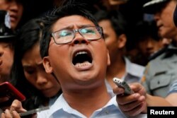 '로이터' 소속하러 와 론 기자가 3일 미얀마 양곤 법정을 떠나면서 취재진에게 견해를 밝히고 있다. 이날 로이터 기자 2명은 '공직 비밀법' 위반 혐의로 징역 7년을 선고받았다.