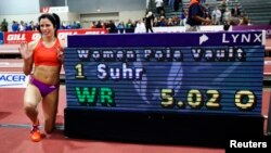 Jenn Suhr saltó 5.02 metros y destronó a la rusa Yelena Isinbayeva, líder en esa modalidad del atletismo. 