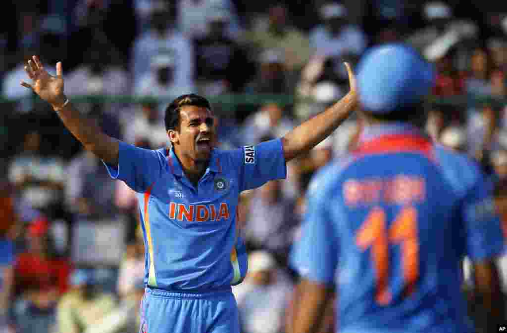 India's Zaheer Khan appeals successfully for the wicket of The Netherlands' Bas Zuiderent as teammate Piyush Chawla watches during their ICC Cricket World Cup group B match in New Delhi March 9, 2011. REUTERS/Adnan Abidi (INDIA - Tags: SPORT CR