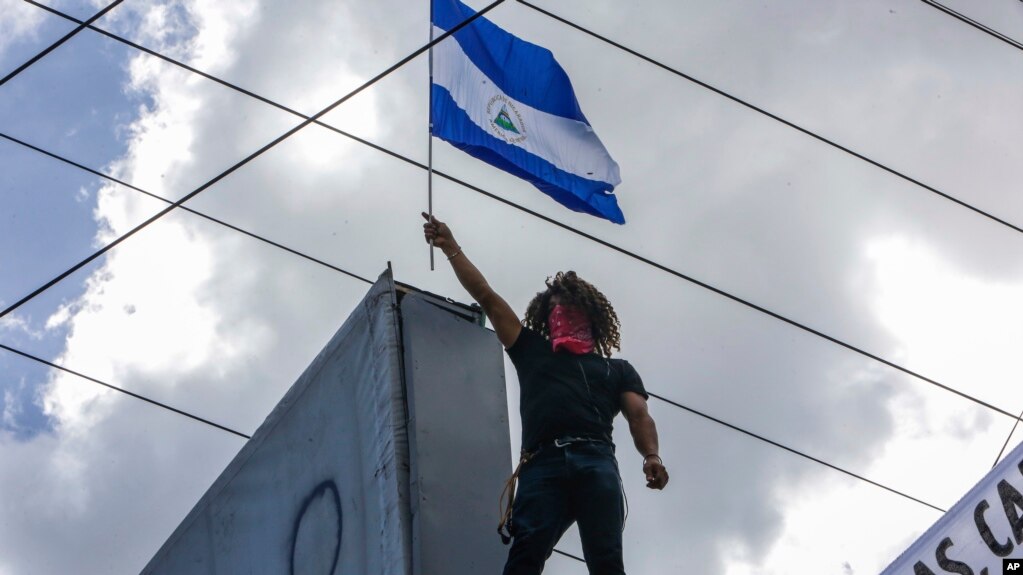 Un manifestantes porta una bandera de Nicaragua durante una manifestaciÃ³n antigubernamental en Managua, el 11 de agosto de 2018.
