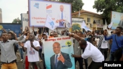 Les partisans du candidat à l'élection présidentielle congolaise, Martin Fayulu, après que la coalition d'opposition l'ait choisi pour être candidat aux élections présidentielles de décembre à Kinshasa, en République démocratique du Congo, le 12 novembre 2018.